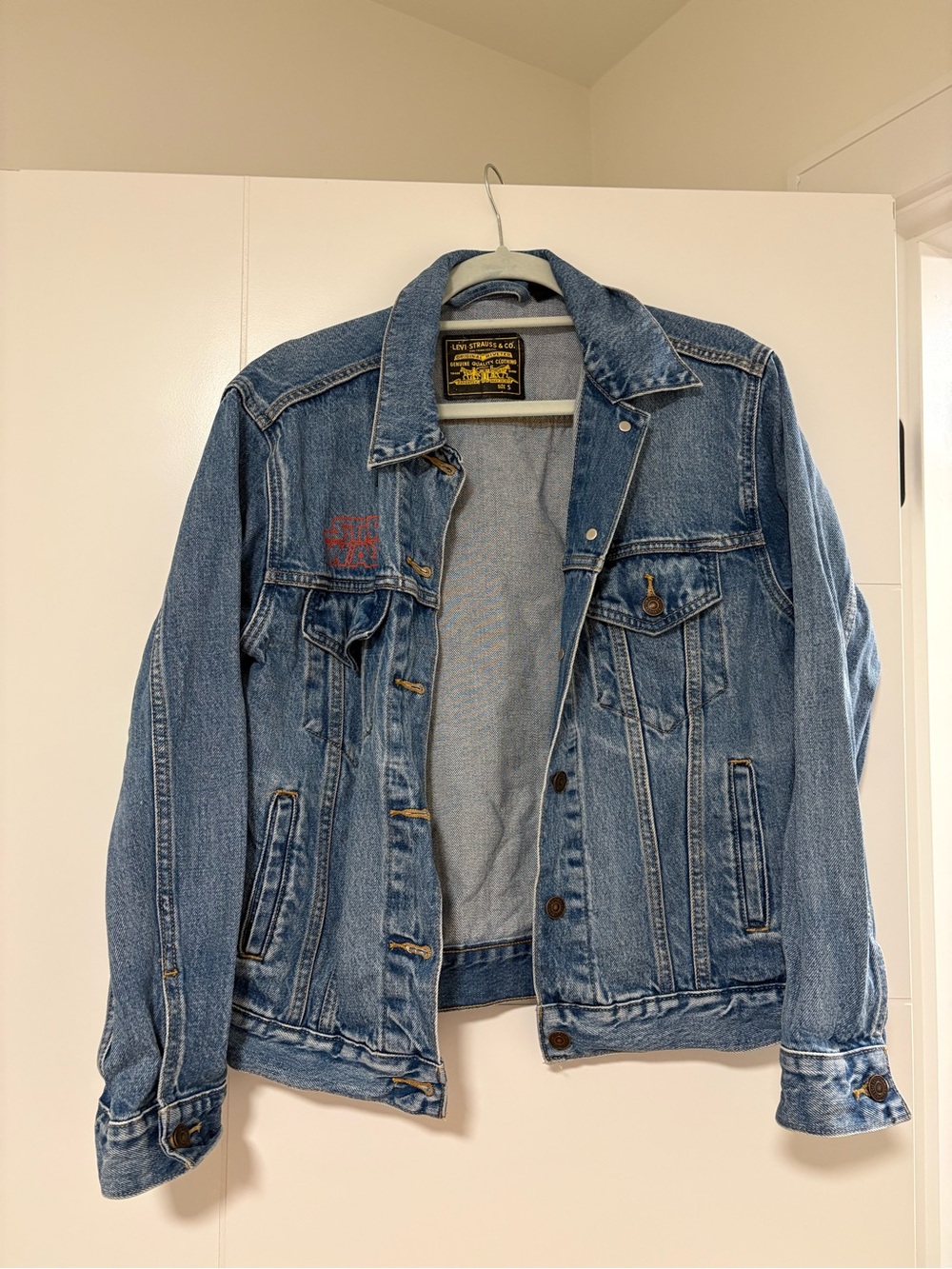 Vintage-Inspired Light Blue Denim Trucker Jacket